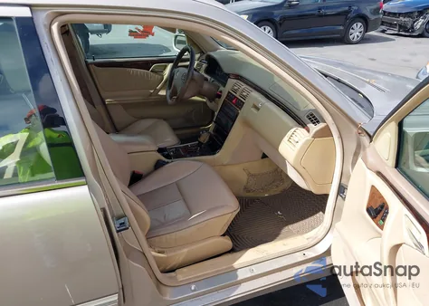 2001 Mercedes-Benz E 320 z USA, uszkodzony, nr VIN WDBJF65J11B246115